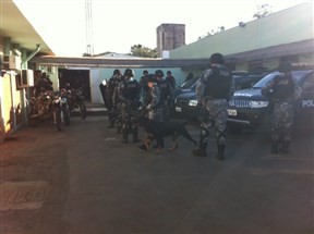 Policiais fazem buscas para recapturar presos que fugiram nesta madrugada do minipresídio de Maringá